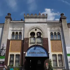 Stara Łaźnia, dawna łaźnia, dziś restauracja kuchni żydowskiej, z charakterystyczną architekturą i ozdobnymi detalami.