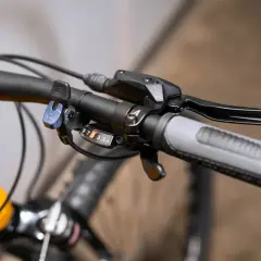Manetka przerzutek rowerowych z widocznym biegiem 3. Zastanawiasz się, ile kosztuje wymiana przerzutek w rowerze?