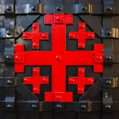 Czerwony krzyż jerozolimski, symbol rycerzy, zdobi masywną, czarną, metalową bramę.