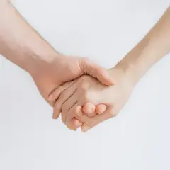 Dłonie splatają się, symbolizując wsparcie w walce z lękiem uogólnionym.
