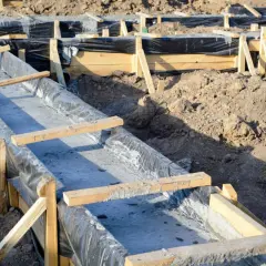Szalunki i wylana ława fundamentowa. Tak wygląda początek, jak wykonać fundament.