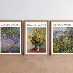 Drei gerahmte, berühmte Gemälde von Claude Monet: ein Gartenweg mit lila Blumen, Sonnenblumen in einer Vase und ein blühender Garten am Wasser.