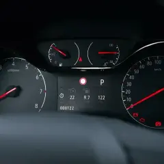 Kontrolki na desce rozdzielczej, w tym kontrolka silnika i ciśnienia paliwa, mogą sygnalizować objawy uszkodzonego czujnika ciśnienia paliwa diesel.
