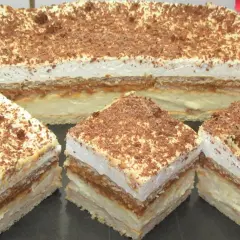 Pyszne ciasto 3 bit prosty przepis. Warstwy kremu, karmelu i biszkoptów, posypane wiórkami czekolady.