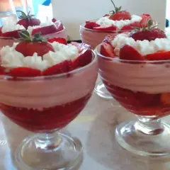 Pyszne deserki z truskawkami i bitą śmietaną. Czy można połączyć mascarpone z galaretką? Tak, i efekt jest zachwycający!