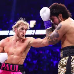 Logan Paul i Dillon Danis i boxningsring. Logan Paul slår, Dillon Danis försvarar sig.