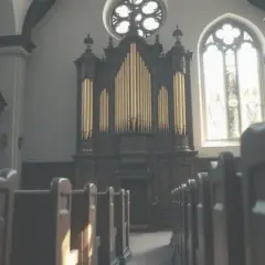 Ile bierze organista na pogrzebie? Poznaj ukryte koszty i stawki