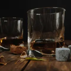 Kamienie do whisky czy warto? Poznaj ich zalety i wady