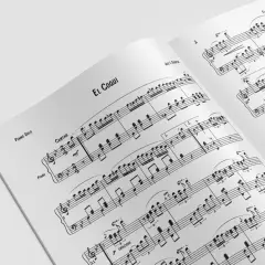 Otwarta książka z nutami "El Coqui" dla pianisty. Nuty na keyboard pokazują, jak grać utwór.