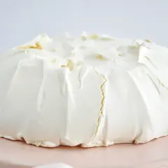 Puszysta beza pavlova z kremem, gotowa do dekoracji owocami.