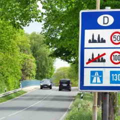 Das richtgeschwindigkeit schild zeigt 50 km/h innerorts, 100 km/h außerorts und 130 km/h auf Autobahnen.
