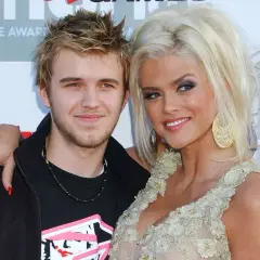 Daniel Wayne Smith z matką, Anną Nicole Smith, na czerwonym dywanie.