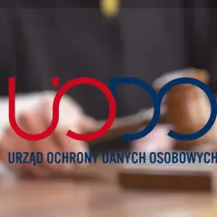 Logo UODO, symbolizujące ochronę danych osobowych, na tle dłoni sędziego trzymającego młotek.