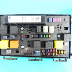 Panel bezpieczników do Opla Astry H z widocznymi bezpiecznikami i przekaźnikami.
