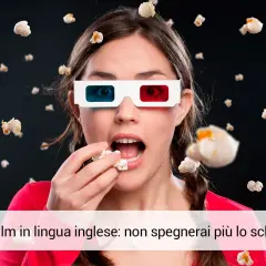 Ragazza con occhiali 3D mangia popcorn, immersa in un film in lingua inglese. Imparare l'inglese non è mai stato così divertente!