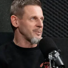 Michał Wójcik z kabaretu Ani Mru-Mru w studiu, przed mikrofonem.