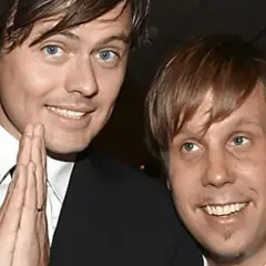 Filip och Fredrik, redo för en "Boston Tea Party" med sina karaktäristiska leenden.