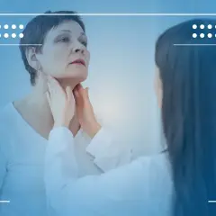 Ärztin untersucht Hals einer Patientin. Mögliche Burkitt-Lymphom Symptome wie geschwollene Lymphknoten werden hier abgeklärt.