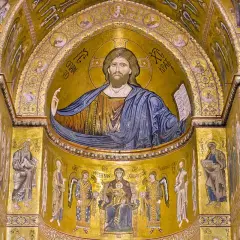 Mosaici dorati con Cristo Pantocratore e scene sacre, testimonianza dell'arte dei normanni in Sicilia.