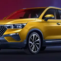 Żółty Bestune T77 PRO z chromowanym grillem i felgami, prezentujący nowoczesny design SUV-a.
