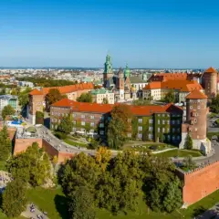Zamek Królewski na Wawelu, jeden z najważniejszych zabytków i muzeów w Polsce, góruje nad Krakowem.