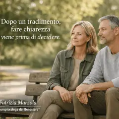 Coppia seduta su una panchina, pensierosa. Dopo un tradimento, quando si tradisce è finito l'amore, ma la chiarezza è il primo passo.