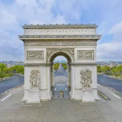 Paris's triumfbågen reser sig majestätiskt med sina detaljerade skulpturer. En tom Champs-Élysées sträcker sig mot horisonten under en molnig himmel.