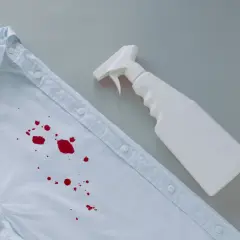 Jak usunąć krew z białej koszuli? Skuteczne metody na plamy