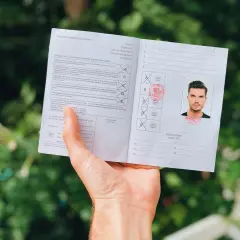 Międzynarodowe prawo jazdy z fotografią mężczyzny i pieczęciami.