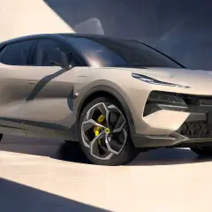 Nowoczesny, beżowy SUV Lotus Eletre z czarnym dachem i futurystycznymi felgami, gotowy na elektryzującą podróż.