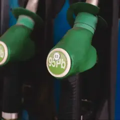 Zielone dystrybutory paliwa na stacji, jeden z nich z oznaczeniem E5 95Pb.