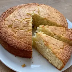En gyllene sockerkaka, perfekt för ett enkelt sockerkaka recept. Skivad och redo att avnjutas.