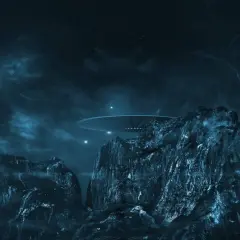 Nocne niebo nad skalistym krajobrazem, gdzie unosi się dysk latającego spodka. Scena jak z filmu o kosmitach z lat 90.