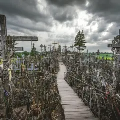 Enorm korskullen i Litauen, fylld med tusentals kors och böner. En stig leder genom den imponerande samlingen.