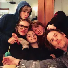 Julia Roberts med sina barn och make. En glad familj samlad för en mysig stund.