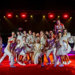 Artyści cyrkowi w strojach gotowi na tournee. Co to za wspaniała ekipa!