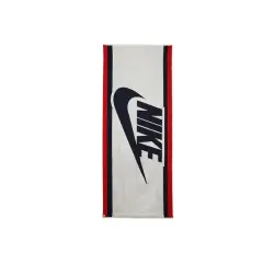 Biały ręcznik Nike z granatowym logo i czerwono-granatowymi paskami po bokach. Idealny na trening.