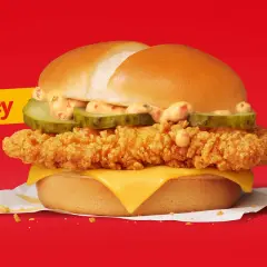 McCrispy z pikantnym sosem, chrupiącym kurczakiem, ogórkiem i serem. Idealny na ostro!