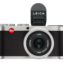 Elegancki aparat Leica X2 z wysuwanym wizjerem optycznym.