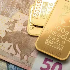 Sztabki złota LBMA o próbie 999.9 leżą na banknotach euro.