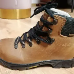Brązowe buty trekkingowe damskie Alpinus, gotowe na górskie wyzwania.
