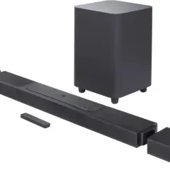 Soundbar JBL z subwooferem i pilotem, gotowy do podłączenia, by cieszyć się kinowym dźwiękiem. Jak podłączyć głośnik JBL do TV?