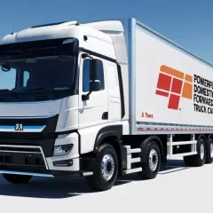 Biała ciężarówka z naczepą, gotowa do transportu do 3,5t. Logo firmy i napis "Powerful Domestic Forwarding Truck Cargo" na boku.