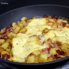 Une poêle de délicieuse pela savoyarde, avec pommes de terre dorées, lardons et fromage fondant. Un plat réconfortant.