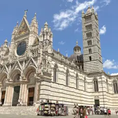 Il Duomo di Siena, con la sua imponente facciata e il campanile a strisce, è un must per chi cerca cosa vedere a Siena.