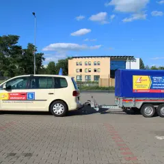 Samochód nauki jazdy z przyczepą. Szkoła jazdy "Expert" oferuje kursy na prawo jazdy kategorii B+E, co daje możliwość prowadzenia pojazdów z przyczepą.