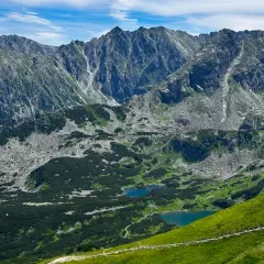Piękne Tatry z widokiem na stawy. Idealne miejsce na 5-dniowy zakopane plan zwiedzania.