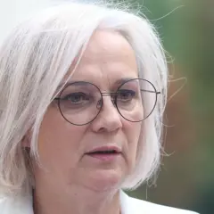 Dorota Niedziela, posłanka, w okularach o okrągłych oprawkach, z siwymi włosami.