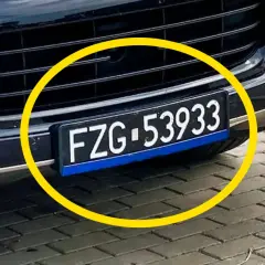 Czarne tablice rejestracyjne wykazują numer FZG-53933.