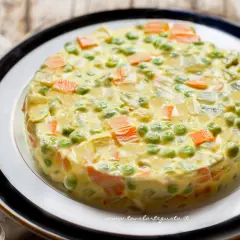 Insalata russa ricetta: un tortino cremoso di patate, carote, piselli e maionese, perfetto per ogni occasione.